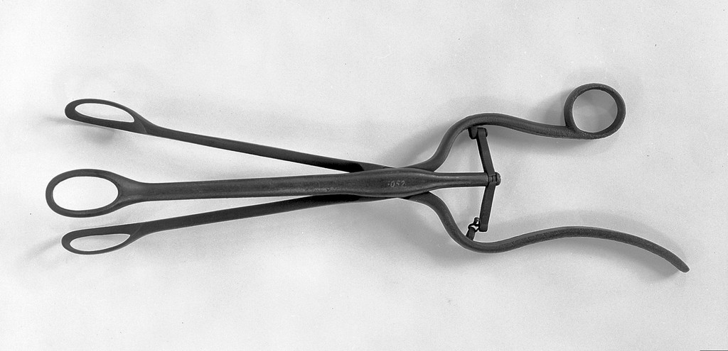 Lithotomy dilator with fenestrated blades, 16th century type. Source: Wellcome Collection